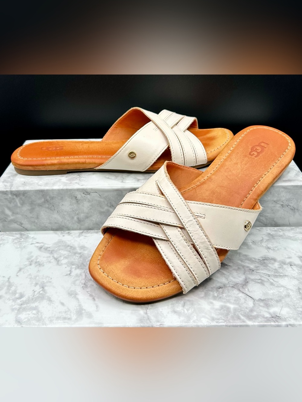 UGG Kenleigh Slide Sandals in cream Leather. Size 8